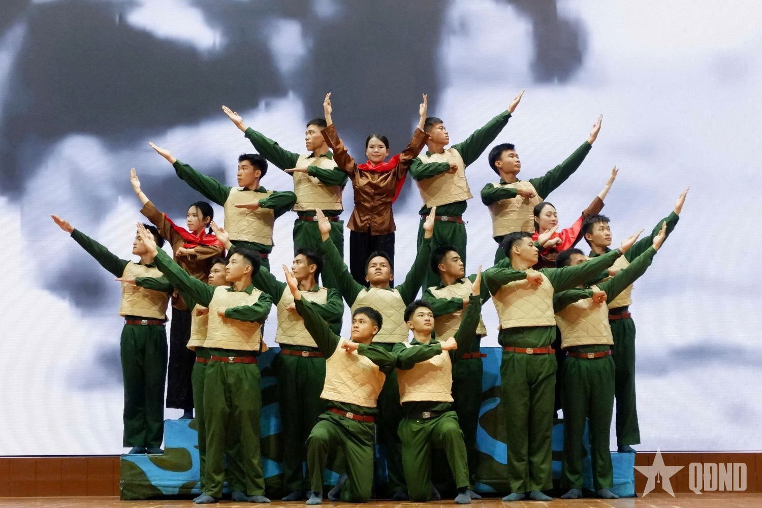 Thủ lĩnh Đoàn thi tài tại Trường Sĩ quan Không quân